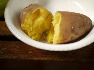 Sweet potato steamed by the heat of sento