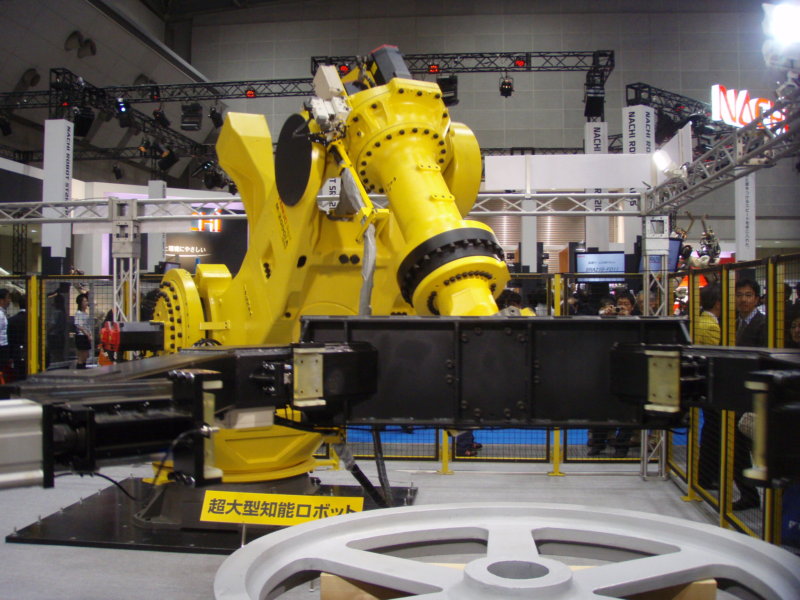 World’s largest industrial robot made by FANUC can handle 1.35 tons.