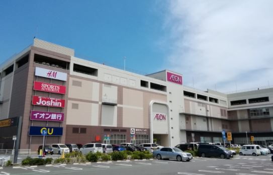 Aeon Mall Funabashi in Chiba Prefecture is located right in front of Shin-funabashi Station.