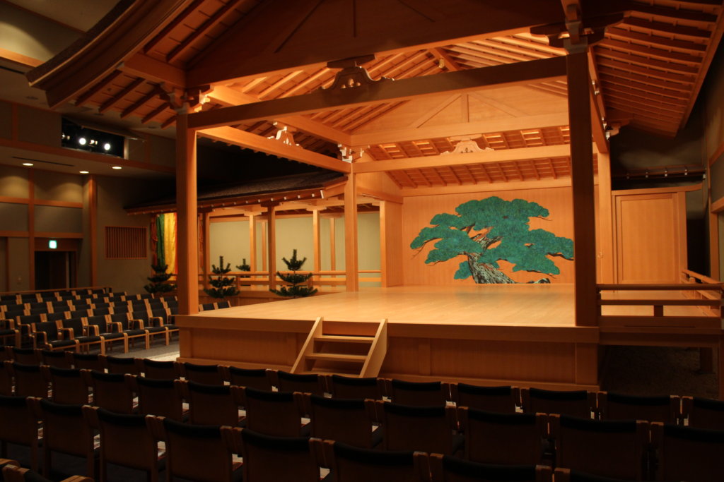 Kyogen is normally performed at a “Nohgakudo.” As it was performed at shrines in ancient times, the stage bears a resemblance to a shrine.