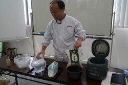 Toyo Rice’s Yoichi Sakaki demonstrates the optimal way of boiling rice.