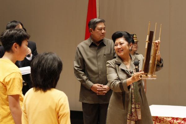 Mrs. Ani Yudhoyono accompanied the president, Mr. Yudhoyono (center) to Kesennuma in June, 2011. She was introducing an angklung, a bamboo-made Indonesian musical instrument. (Photo by courtesy of Indonesian Embassy Japan)
