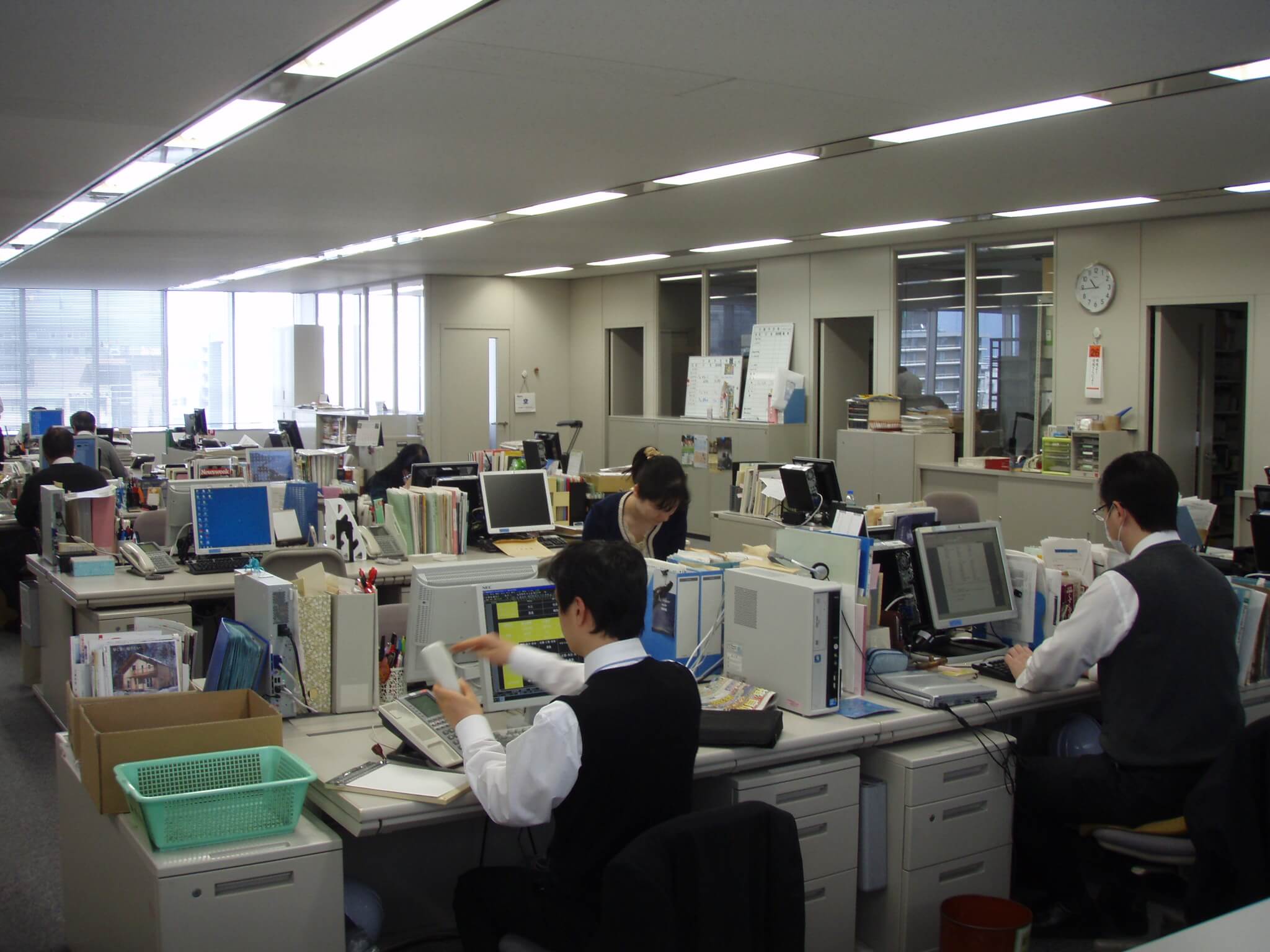 A-typical-Japanese-office-layout - MANABINK