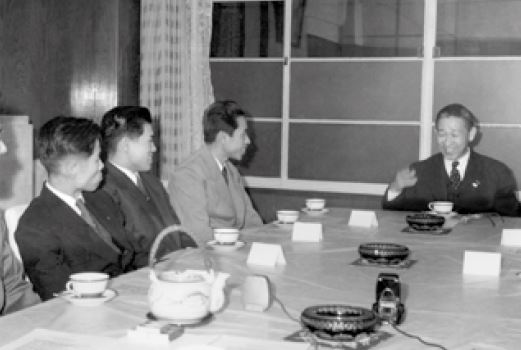 K. Matsushita with employees at round-table meeting for the in-house magazine article (1955)
