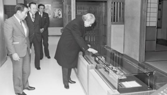 Konosuke Matsushita visiting the museum (1983)