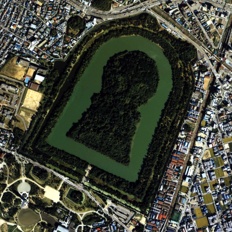 Daisen Kofun, the dimension of this tomb is 486 meters long, 305 meters wide and 33 meters high. © National Land Image Information (Color Aerial Photographs), Ministry of Land, Infrastructure, Transport and Tourism (1985)