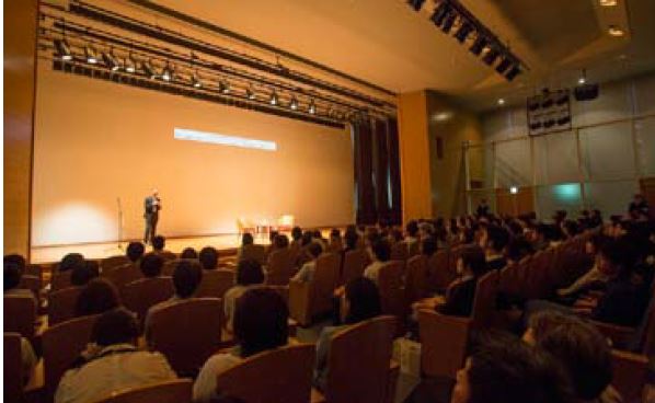 The venue for Murakami Haruki lecture was filled with the enthusiastic audience.