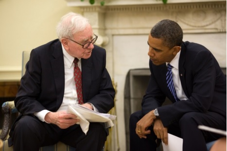 ホワイトハウスで話し合うバフェット（左）とオバマ大統領（2010年7月）